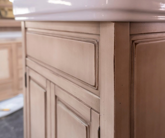 Тумба под накладную раковину с двумя дверьми.