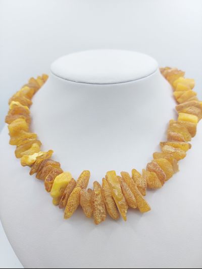 Лечебные бусы из крупного белого янтаря