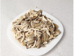 Курица с грибами, тушёная в сметане (400 гр.)