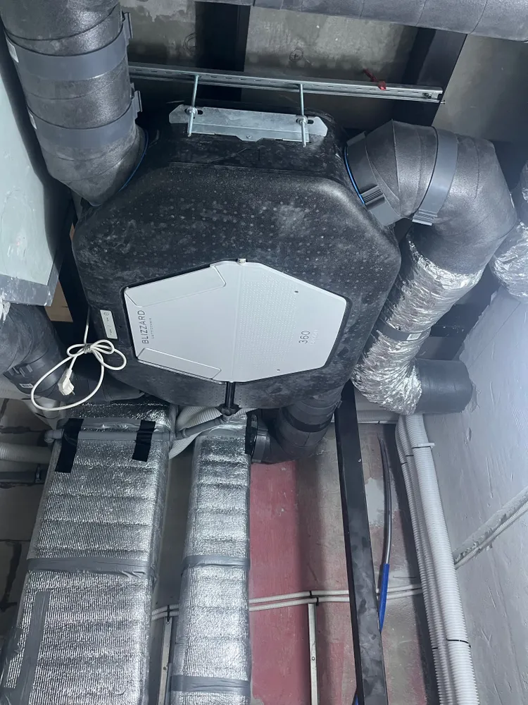 Приточно-вытяжная вентиляция Blizzard Lufttechnik в квартире на потолке в санузле