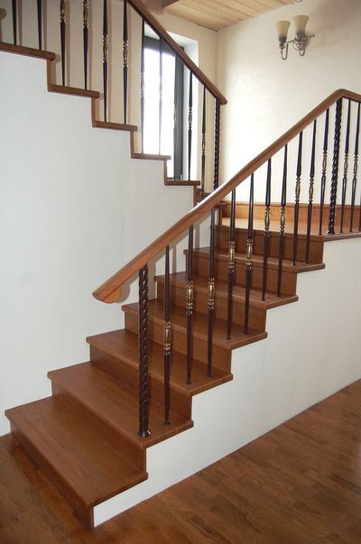 л-44. ограждение - металлические балясины, столбы &quot;косичка.&quot; ступени, поручень - массив ясеня