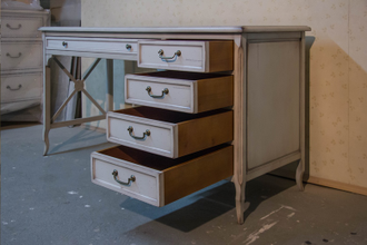 Письменный стол с боковой тумбой и одним ящиком под столешницей.