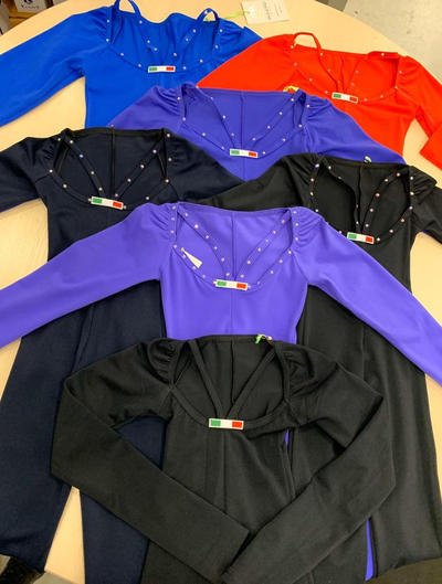 СВЕРХУ СИНИЙ, КРАСНЫЙ, ВАСИЛЬКОВЫЙ, ЧЕРНИЧНЫЙ, ЧЕРНЫЙ, ФИОЛЕТОВЫЙ, ЧЕРНЫЙ БЕЗ СТРАЗ