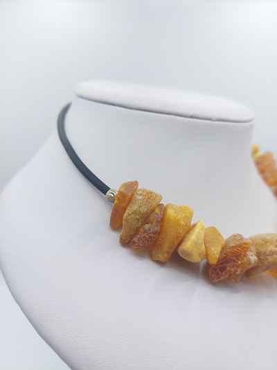 Колье из необработанного белого янтаря на каучуковой основе без замка