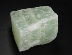 Кальцит фисташковый (зеленый), необработанный образец, Пакистан (35*32*30 мм, 61 г) №38060