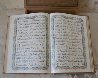 Коран на арабском языке в шкатулке с миском открытый 2