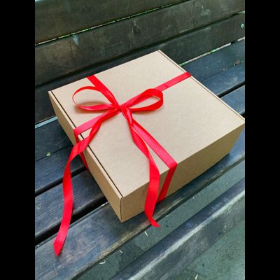 2 шт. - Большие подарочные коробки с красной лентой (37х37х14см)