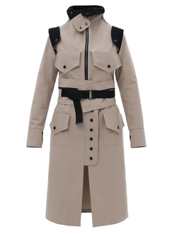 На этом фото концептуальный бежевый плащ траснформер без пояса с подрастегнутым подолом