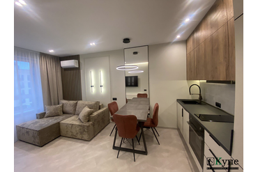 Кухня
Верх: ЛДСП Egger H1181 ST37 Дуб Галифакс табак
Низ: ЛДСП Egger U750 ST9 Ярко-серый + черная кромка
Столешница F235 ST76 Сланец скиваро
Зеркало в алюминиевой черной раме