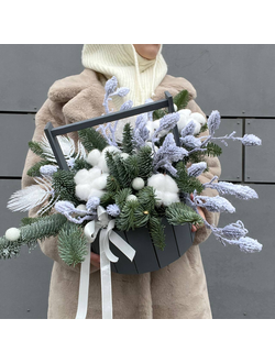 Композиция в ящике с хлопком