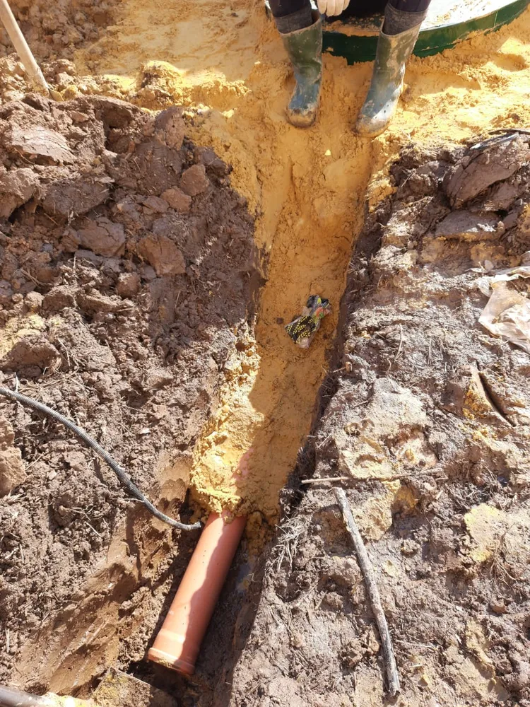 Сделали подводящую трубу несколько метров и поставили заглушку. Дом еще только строится.