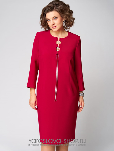 Платье полуприлегающего силуэта, с фигурным вырезом в красном цвете