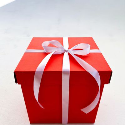 Красная подарочная коробка GILEV 30х30х30см с белой лентой и наполнителем