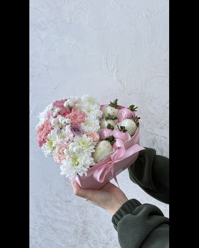 Коробка сердце с клубникой и пионовидными розами размер м