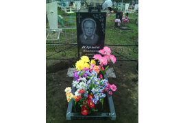 Гранитный вертикальный памятник, цветник