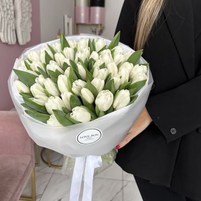БУКЕТ ИЗ 49 БЕЛЫХ ТЮЛЬПАНОВ