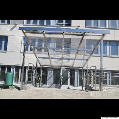 Стеклянный козырек на нержавеющих выносных кронштейнах