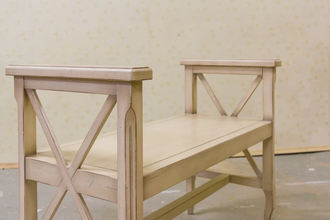 Банкетка - скамья с подлокотниками.