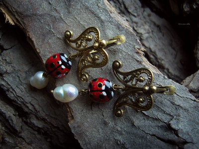 Весенние серьги с божьими коровками, жемчугом и филигранью "Ледибаг"