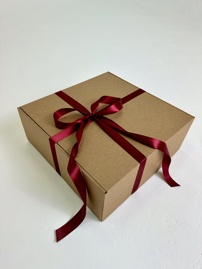 Большая подарочная коробка GILEV 37x37x14 см с бордовой лентой и наполнителем крафт
