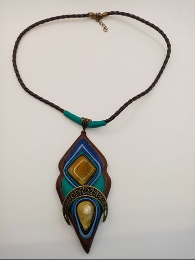 Подвеска с янтарем.