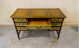 Письменный стол с боковыми ящиками и одним ящиком по центру.