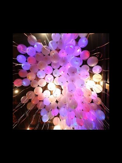 Облако из 70 светящихся шаров с гелием