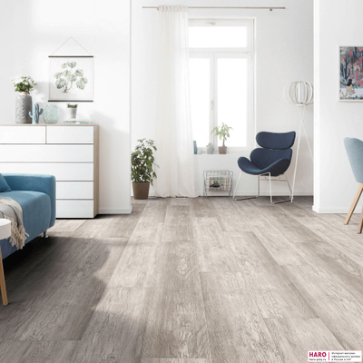 Дизайнерский пол Disano Classic Aqua Дуб Кантри серый 543730 в интерьере гостиной