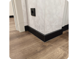 Плинтус ХДФ Dollken Cubu Flex Life 100мм Х 2,5 м 1144 Черный в интерьере 10