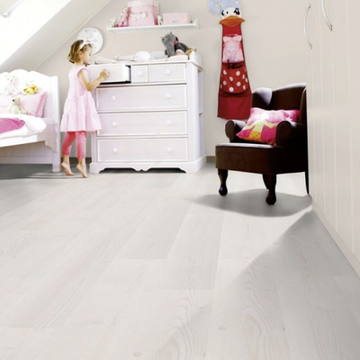 Биополы Purline Wineo 1500 wood L Pure Pine PL079C в интерьере детской комнаты