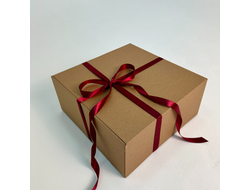 Огромная подарочная коробка GILEV 45х45х20см с бордовой лентой и наполнителем крафт