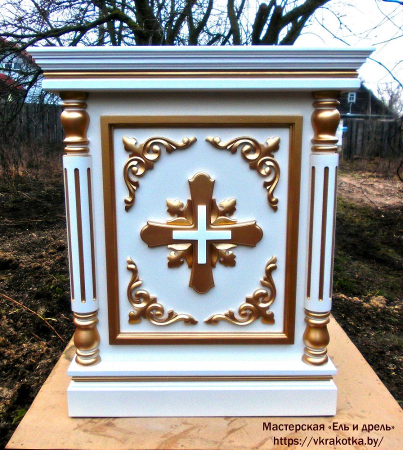 Жертвенник с золотым накладным декором, резьбой по дереву