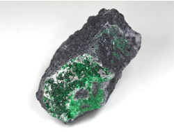 Уваровит кристаллы на породе, Урал (45*30*25 мм, 64 г) №25860