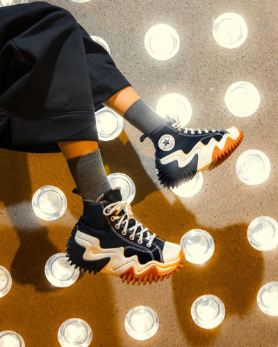 Кеды Converse Run Star Motion черные высокие на платформе 171545C на ногах