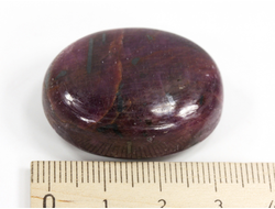 Корунд красный (рубин), полировка плоская (светится в УФ), Мьянма (33*25*13 мм, 32 г) №35656
