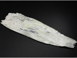 Брусит (немалит) светло-зеленый, волокнистый брусит, коллекционный образец, Россия, КЧР, Урупский район, м-ние Мощевая балка (130*34*6 мм, 28 г) №29701