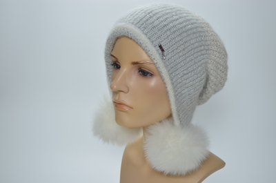 Белая шапка ушанка женская с помпонами