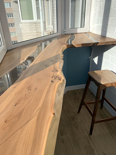 подоконник из дерева, подоконник-стол, подоконник из слэба, подоконник из дерева с неровным краем