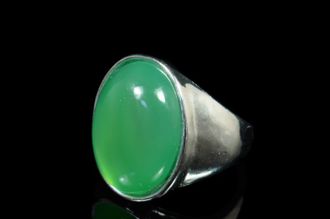 Кольцо с агатом тонированным зеленым овал 18*22мм в ювелирном сплаве.
