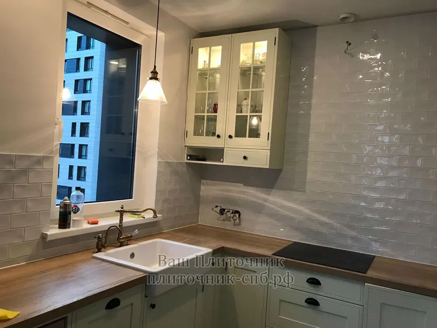 укладка плитки майолика на фартук