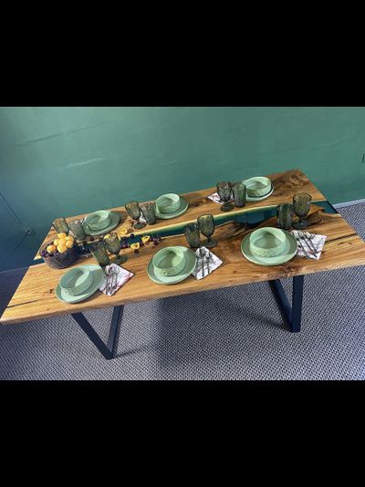 стол-река с эпоксидной смолой цвета морской волны