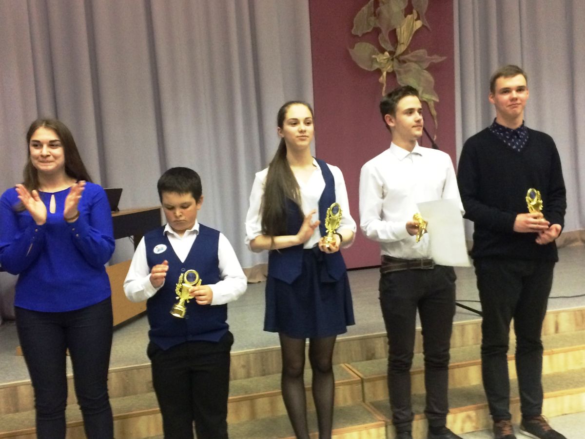 Вручение кубков лучшим классам школы