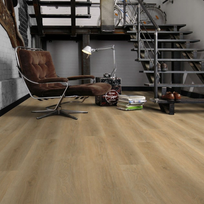 Виниловый пол Wineo 600 Wood XL LondonLoft DB193W6 в интерьере гостиной