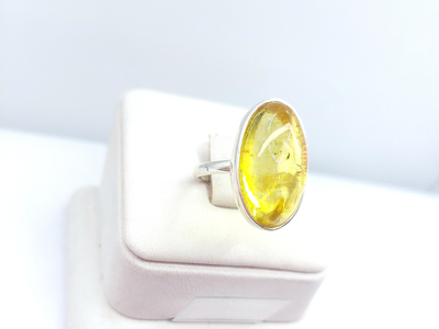Кольцо овальное  с лимонным янтарем