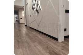 Стильный интерьер: установка черного плинтуса Dollken Cubu Flex Life 80 для создания элегантного образа помещения.