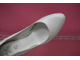 Белые свадебные туфли круглый мыс на среднем каблуке устойчивая шпилька кожаные по бокам украшены: № 1711-269=269б