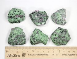 Корунд красный в цоизите, необработанный в ассортименте (светится в УФ), Танзания (35-40 мм, 27-35 г) №27948