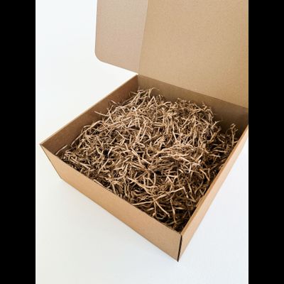 Большая подарочная коробка GILEV 37x37x14 см с синей лентой и наполнителем крафт