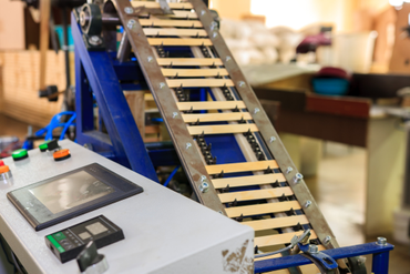 Заготавливаем набор деревянных палочек