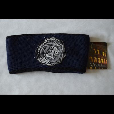 sinyaya-zhenskaya-vyazanaya-zimnyaya-poloska-na-golovu-vizio